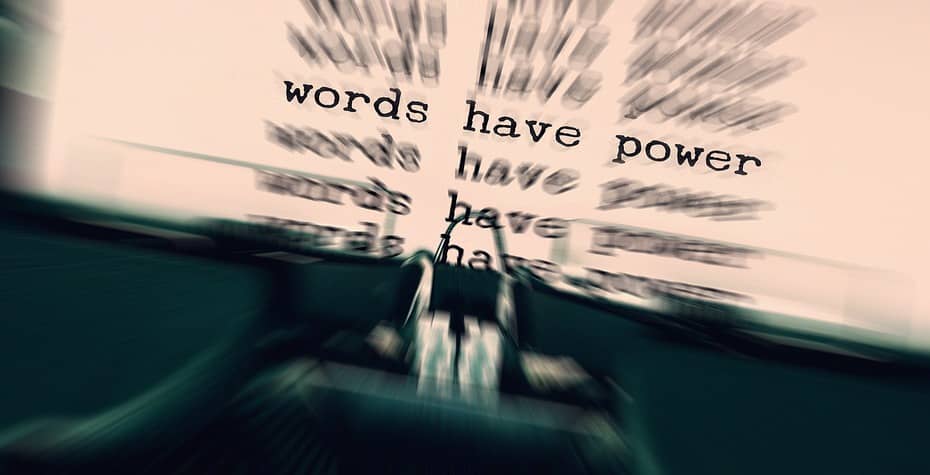 Schreibmaschine, words have power, Kraft der Worte, Stilmittel (Pleonasmus ist ein Stilmittel), schreiben, gezielte Wahl der Worte, Wert der Worte, Kraft, Sprache