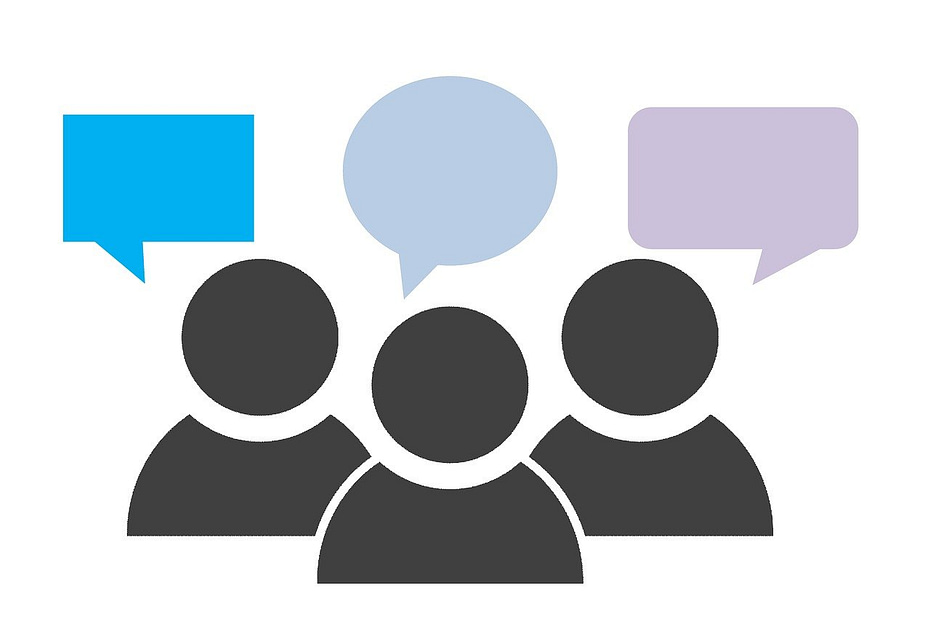 Um eine Diskussion visuell darzustellen drei unterschiedlich eingefärbte Sprechblasen, verschiedene Meinungen veranschaulicht durch die unterschiedlichen Köpfe, denen sie entspringen