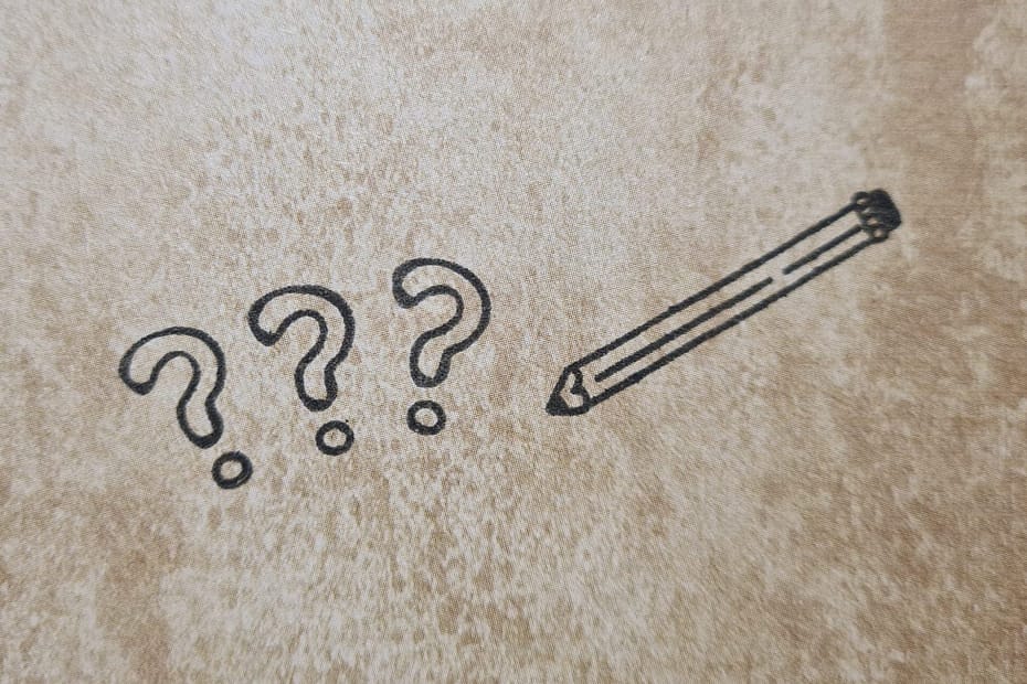 Symbolisch für sprachliche Zweifelsfälle wie bezüglich der Schreibweisen seit oder seid ein Stift und drei Fragezeichen